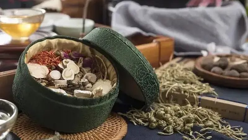 刮痧板牛角与砭石：中医养生工具的优劣解析